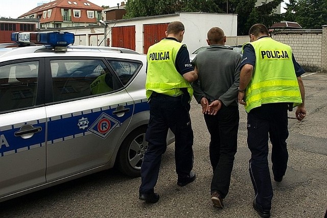 W środę Sąd Rejonowy w Międzyrzeczu aresztował na trzy miesiące Michała S., który w niedzielę wypadek i uciekł, choć we wraku samochodu na pomoc czekało czterech rannych pasażerów