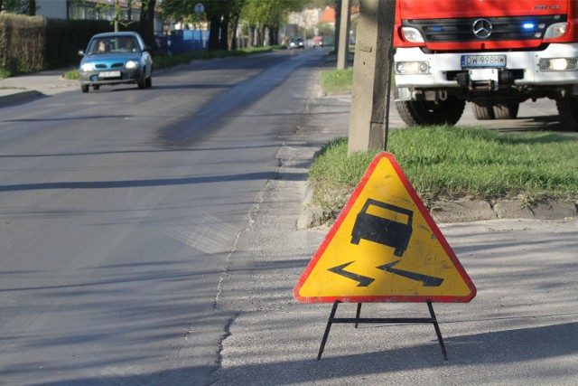 Strażacy usuwają plamę oleju pozostawioną przez nieznane auto od Pakości do Chmielnik