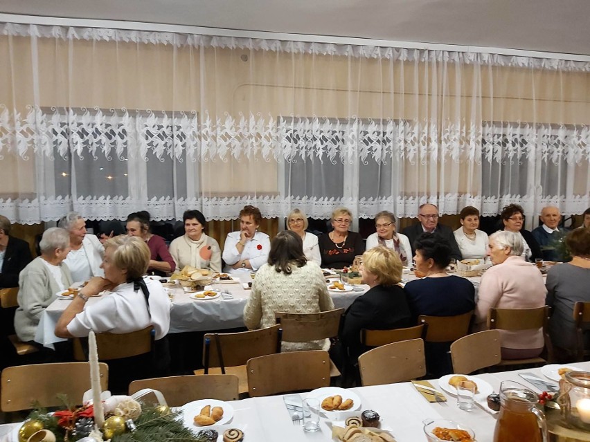 Świąteczne spotkanie dla starszych i samotnych w Bejscach. Do wspólnego stołu zasiadło blisko 80 osób [ZDJĘCIA]
