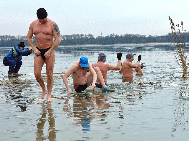 Niektórzy wychodzą z przerębla boso, inni w laczkach...