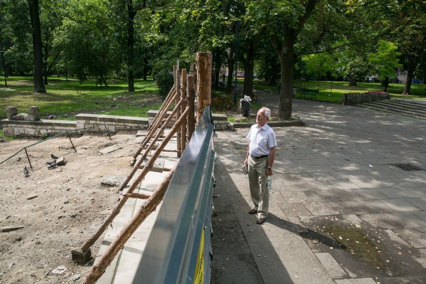 Według śledzących remont wysłanie do parku sztabu ludzi...