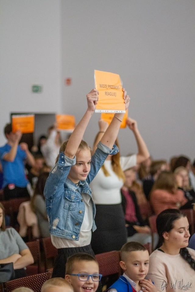 19 dni przeciwko przemocy i krzywdzeniu dzieci i młodzieży - flash mob w ZS 1 w Tychach