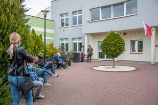W budynku gimnazjum w Nowinach ruszył masowy punkt szczepień. W dniach 6 -7 maja będzie można zaszczepić się bez rejestracji!