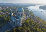 5 niezwykłych miast blisko Polski, do których warto pojechać pociągiem w czerwcu. Pałac Cudów, tropikalna wyspa i inne atrakcje czekają