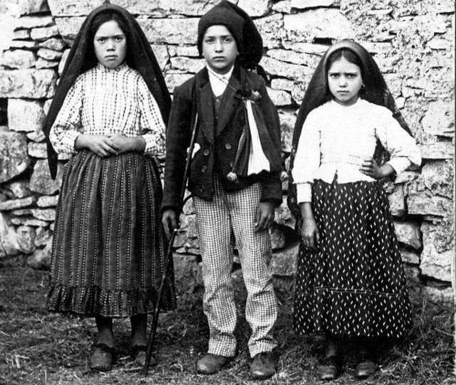 13 maja 1917 r. Łucja dos Santos miała 10 lat. Matkę Bożą ujrzało także dwoje kuzynów Łucji: dziewięcioletni Franciszek i siedmioletnia Hiacynta Marto