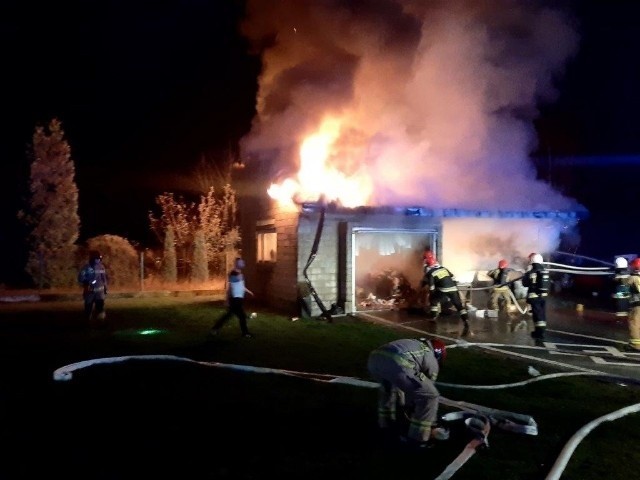 W nocy miał miejsce pożar osobowego auta i garażu przy ulicy Sukowskiej w Kielcach
