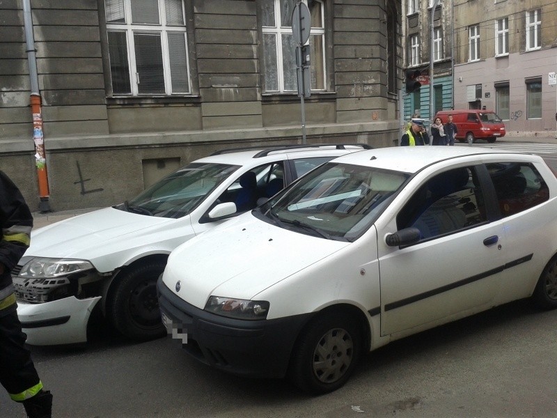 Renault wbił się w fiata. Groźny wypadek na ul. Próchnika [zdjęcia]