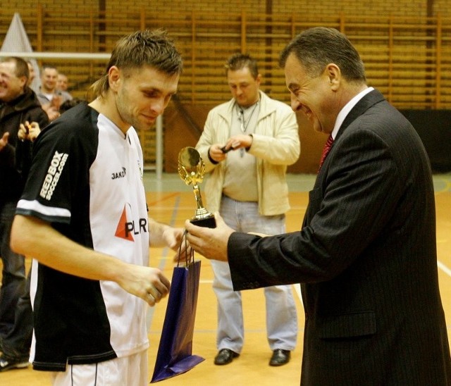 Marcin Wachowicz (z lewej) został wybrany najlepszym piłkarzem turnieju w Choszcznie.