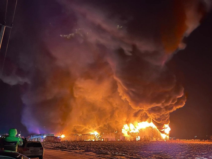W Białej Rawskiej spłonął kompleks magazynowy. Grupa Polskie Sady liczy straty po pożarze magazynów w Białej Rawskiej 18.01.2021