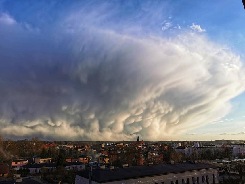 Niezwykłe chmury nad Kościerzyną były widoczne w piątek,...