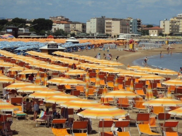 Rimini to 16 kilometrów płatnych plaż.  Tamtejszy piasek...
