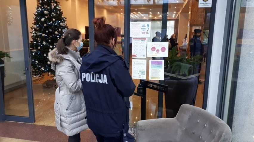 Policjanci sprawdzają czy obiekty noclegowe nie łamią...