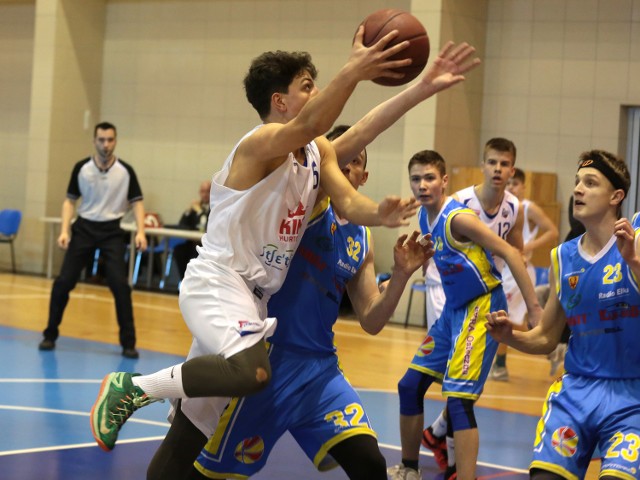 Młodzi koszykarze Wilków Morskich (białe stroje) rywali w ćwierćfinale poznają w środę.