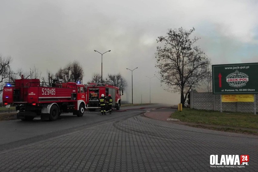 Potężny pożar fabryki papieru toaletowego pod Wrocławiem