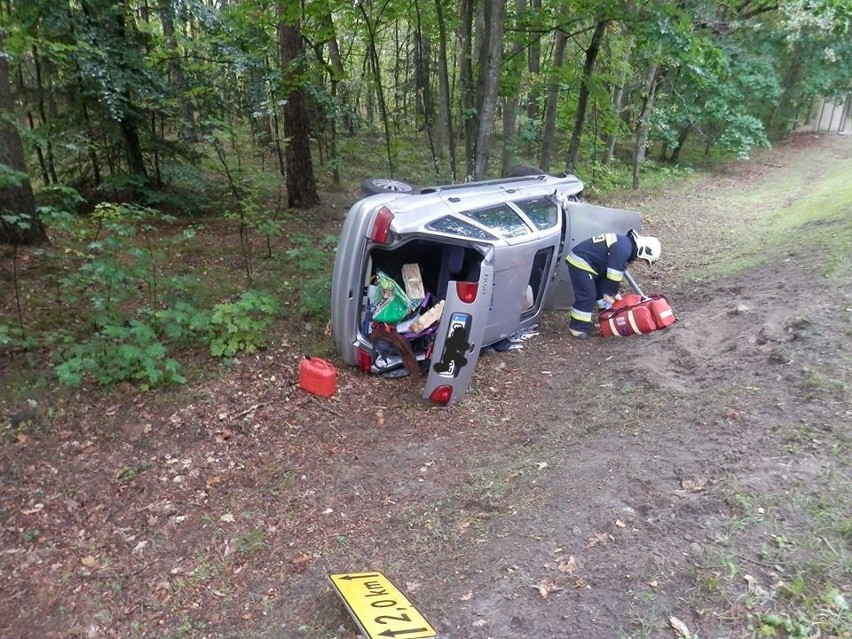 Wypadek na DK21. Pijany kierowca forda dachował.