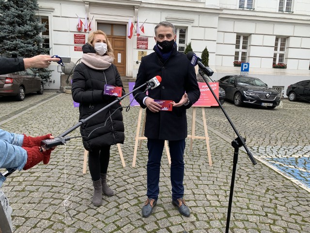 Poprawki powinny być elementem odbudowy pocovidowej i możliwości budowania dobrej współpracy z przedsiębiorcami - uznaje Gawkowski podczas konferencji w Bydgoszczy, zorganizowanej przed urzędem wojewódzkim.