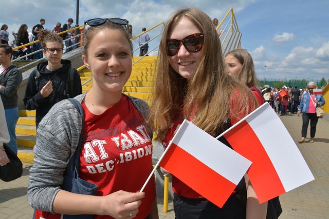 W Piekarach Śląskich wspólnie ułożyli „żywą flagę"na boisku Miejskiego Ośrodka Sportu i Rekreacji przy ul. Olimpijskiej.