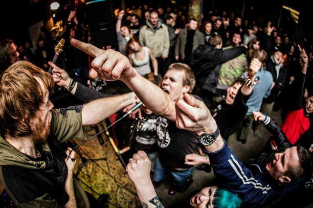 Legenda punk rocka ze Szkocji Oi Polloi Marcowe tournée zespołu Oi Polloi obejmuje kilkanaście miast Europy. Wystąpią w Niemczech, Francji, Czechach, Słowenii, Austrii i Polsce. Szczecin jest jedynym polskim miastem na zbliżającej się trasie. To także przed zbliżającym Brexitem ostatnia szansa do usłyszenia i zobaczenia na scenie szkockiej legendy punk rocka.Koncert, 14 marca, Kolumba 5, godz. 18, bilety 25 zł.