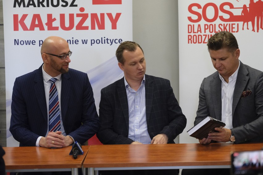 Mariusza Kałużnego (w środku) popiera Zbigniew Rasielewski...