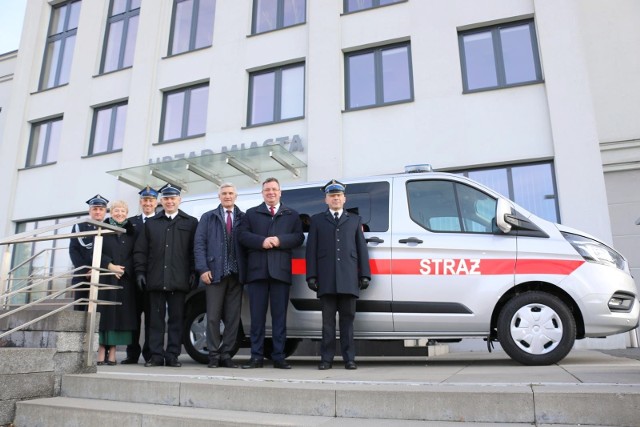 Przekazanie nowego samochodu dla OSP Czeladź Zobacz kolejne zdjęcia/plansze. Przesuwaj zdjęcia w prawo naciśnij strzałkę lub przycisk NASTĘPNE