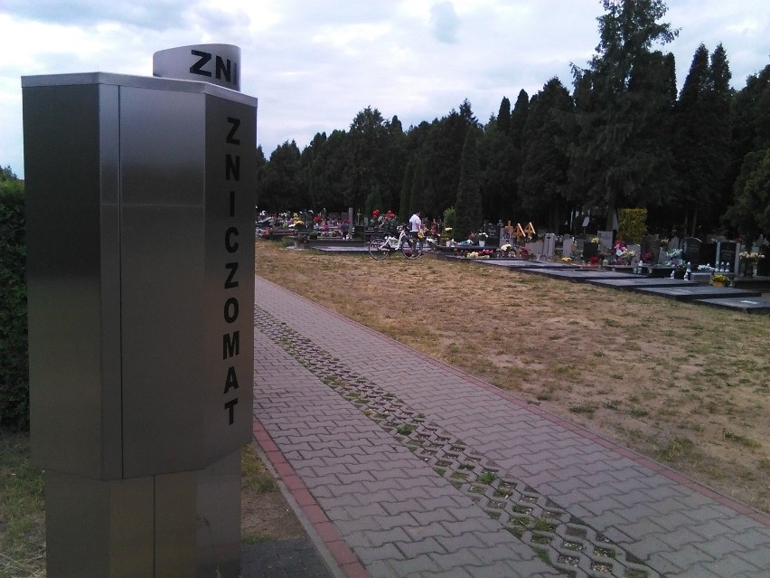 Zniczomat na cmentarzu na poznańskich Smochowicach