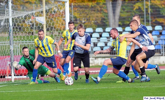 Spadkowicz z II ligi był zdecydowanie lepszy na stadionie przy Andersa.