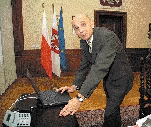 Nowy wojewoda (z prawej) zaraz po wejściu do gabinetu poprosił o zamontowanie komputera z dostępem do internetu.