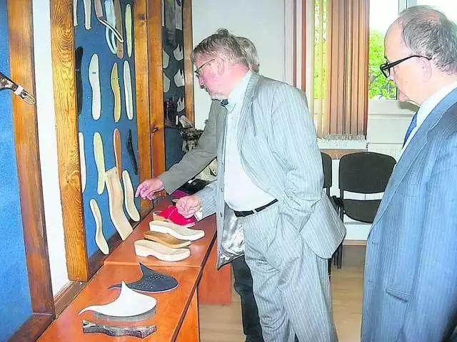 Prezydent WSG Krzysztof Sikora i dr Marek Chamot, dyrektor Instytutu Kulturoznawstwa, oglądają zgromadzone już eksponaty do przyszłego muzeum