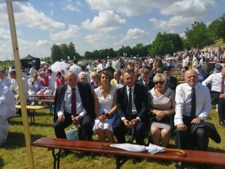 20-lecie pielgrzymki Ojca Świętego do Sandomierza. Tłumy na błoniach (RELACJA NA BIEŻĄCO)