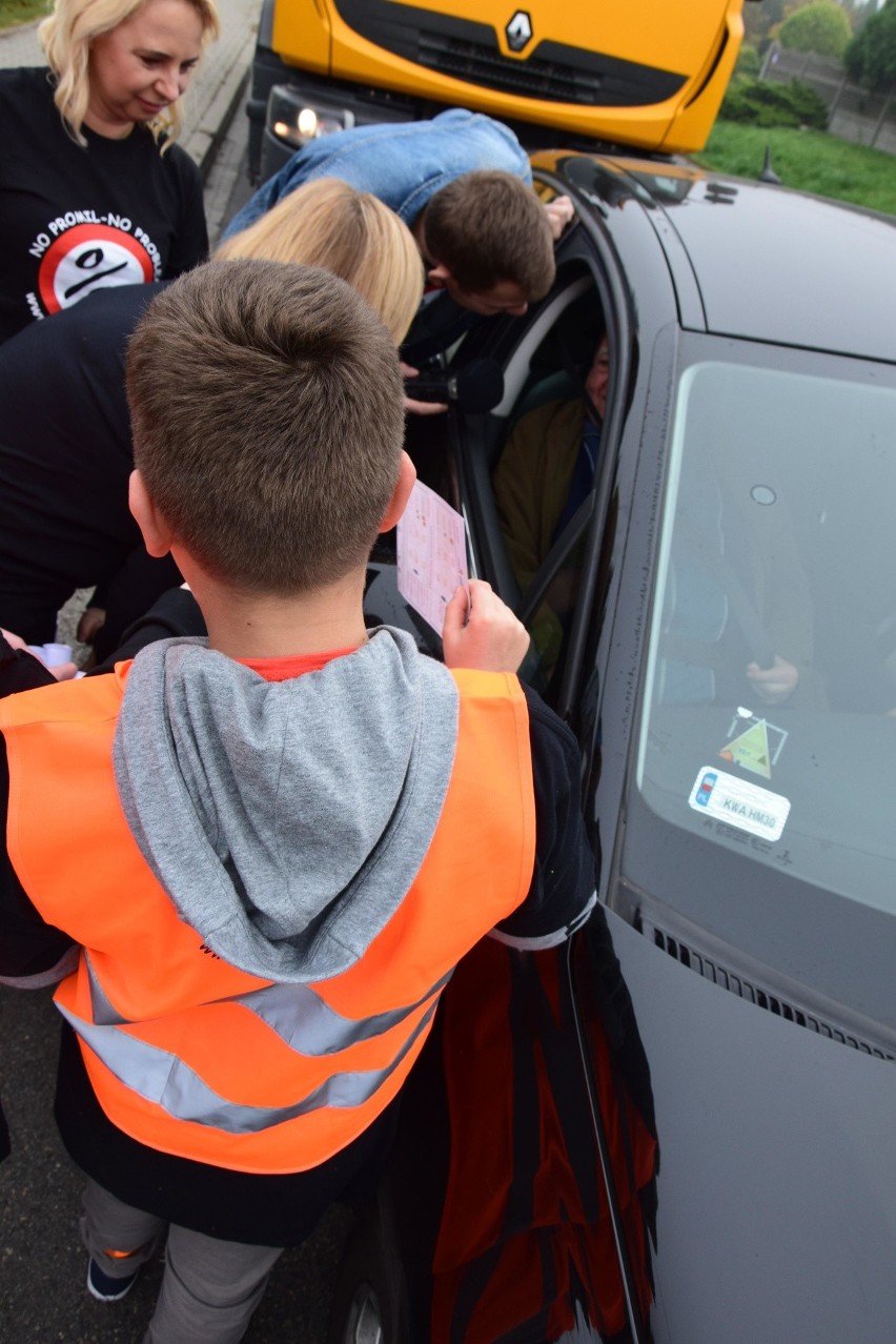 Listy od dzieci do kierowców wraz z kontrolą trzeźwości. Akcja policyjna z udziałem uczniów z Jaśkowic