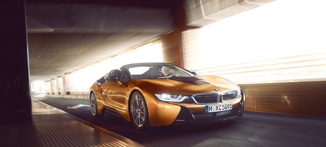 BMW i8 Roadster - od 689,1 tys. zł do ponad miliona złotychSilnik spalinowy R3 1499 ccm plus elektryczny, moc 374 KMPrzyspieszenie 0-100 km/h - 4,6 sV-max - 250 km/h 
