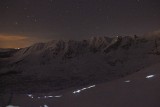 Tatry. Coraz więcej osób wędruje po zmroku. Przyrodnicy apelują, by ograniczyć takie wędrówki 