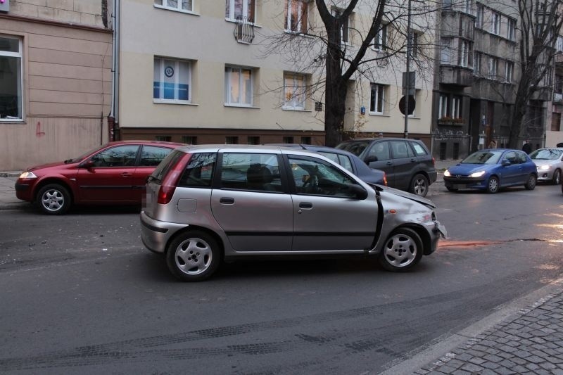 Wypadek na Brzeźnej przy Piotrkowskiej. Staranowane 4 auta, w tym autobus [film, zdjęcia]