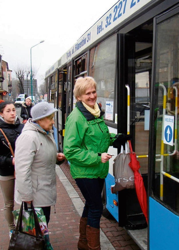 Małgorzata Kubiak (pierwsza z prawej), pasażerka autobusu linii 686 uważa, że jej przedłużenie do os. Chemików jest potrzebne