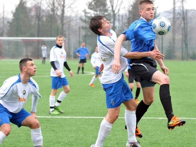 Juniorzy starsi Karpat Krosno (niebieskie koszulki) dzielnie walczyli do ostatniego gwizdka i "strącili&#8221; mielczan z pozycji lidera. Nz. Po bramkę Stali przedrzeć próbuje się Hubert Wilk (pierwszy z prawej).