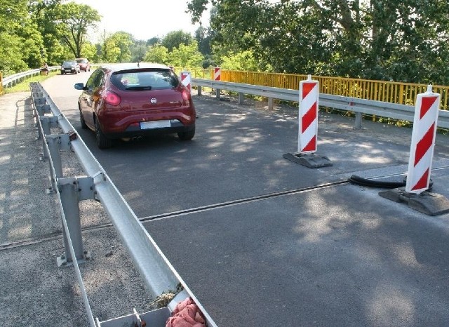 W czasie remontu ruch na moście odbywał się wahadłowo.