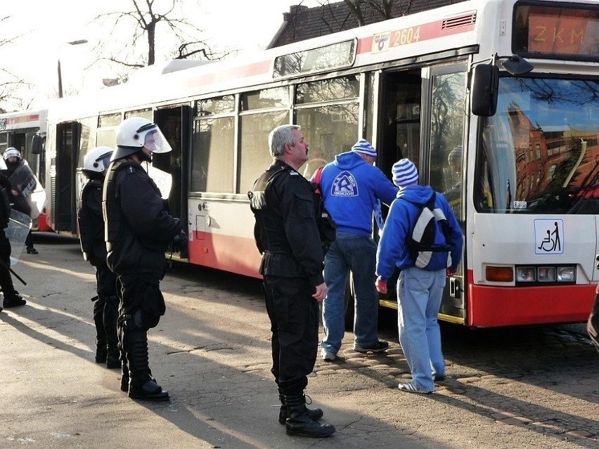 Tysiąc policjantów eskortowało w Gdańsku kibiców Ruchu