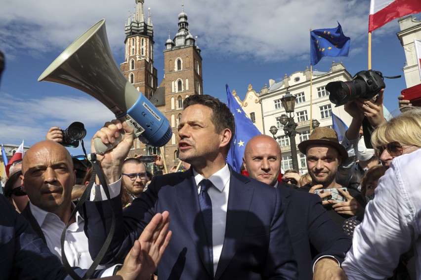 Tłumy na przemówieniu Trzaskowskiego. "Wychodzę z wami na pole, na ubite pole, upomnieć się o lepszą Polskę"