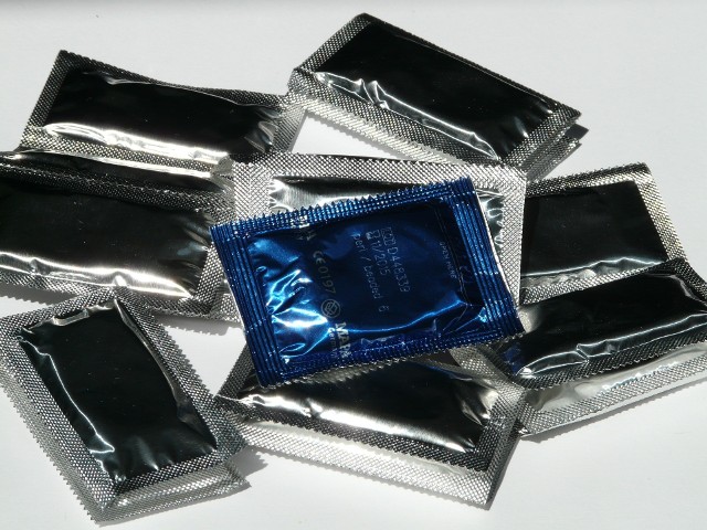 Od Nowego Roku prezerwatywy we Francji mają być darmowe w aptekach. Ale tylko dla osób poniżej 25 lat