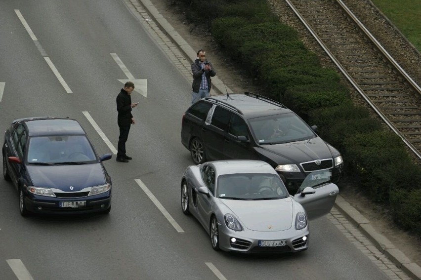 Wypadek na ulicy Kazimierza Wielkiego. Zderzyły się trzy samochody osobowe [FOTO]