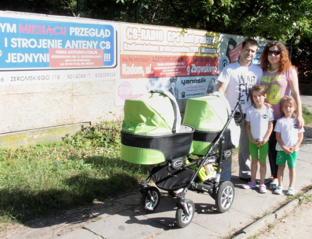 - Reklamy powinny wisieć w miejscach do tego przeznaczonych &#8211; twierdzą Patrycja i Karol, którzy wybrali się na spacer z dziećmi Igą, Adą oraz malutkimi bliźniakami Rafałem i Szymonem.