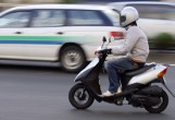 50-letni mieszkaniec gminy Troszyn wybrał się na przejażdżkę skuterem. Przypłacił ją urazem głowy. Ale nie tylko