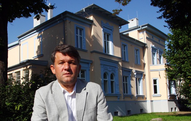 Północna Izba Gospodarcza: Jubileusz w nowej siedzibieDriusz Więcaszek, prezes Północnej izby Gospodarczej przed nową siedzibą organizacji. Tu ma być centrum biznesu, miejsce integracji z kulturą, nauką. Będzie tu działać m.in. sąd arbitrażowy, klub biznesowy, swoje biura będą mieli doradcy i eksperci.