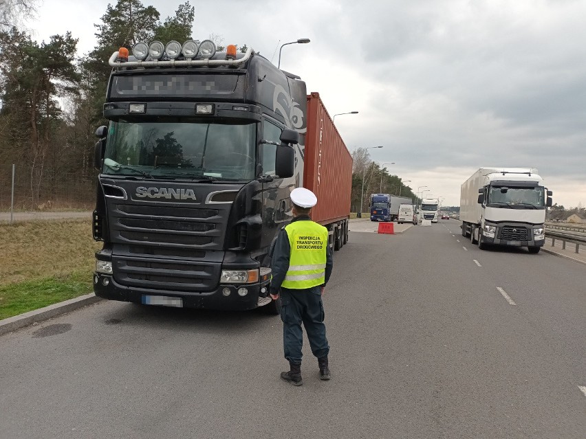 Pęknięta szyba, tarcza i wiele innych usterek w ciężarówce. Podlascy inspektorzy ITD zatrzymali dwa dowody rejestracyjne 