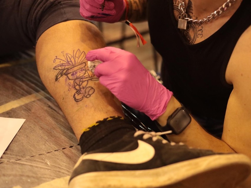 Amerykańska agencja przestrzega, że tusze do tatuaży mogą...