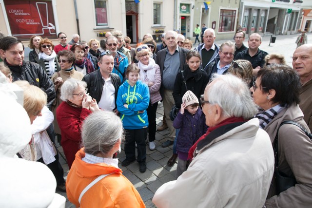 Spacery po Opolu przyciągają sporo osób i nic dziwnego, że także podczas Dni Opola mogliśmy spojrzeć na miasto z zupełnie innej strony. Sobotni spacer poprowadził Andrzej Hamada. Tym razem architekt, który ma talent do prowadzenia niezwykle ciekawych opowieści o historii miasta, opowiadał o gotyku w opolskiej architekturze. - Nie jest go wiele, ale mamy prawdziwe perełki, które szczęśliwie przetrwały II wojnę światową - mówił Hamada.