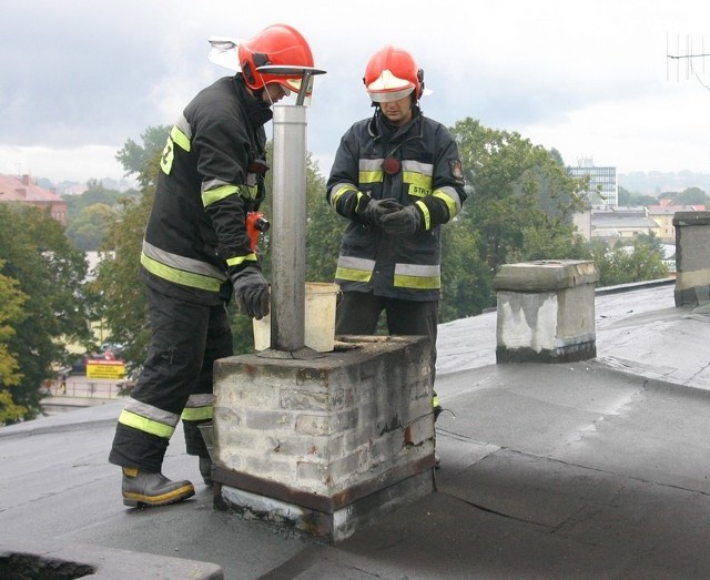 Strażacy gaszą płonące sadze w kominie jednej z kamienic w centrum Słupska. 