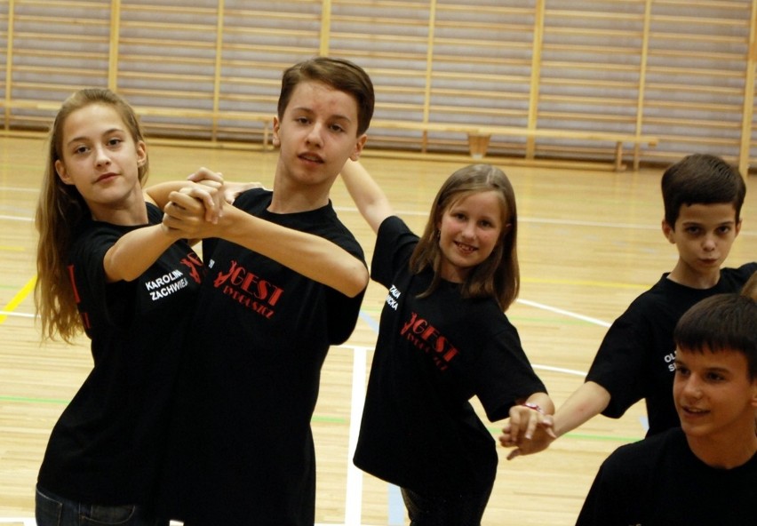 Młodzi tancerze ze Szkoły Tańca i Ruchu "Gest"