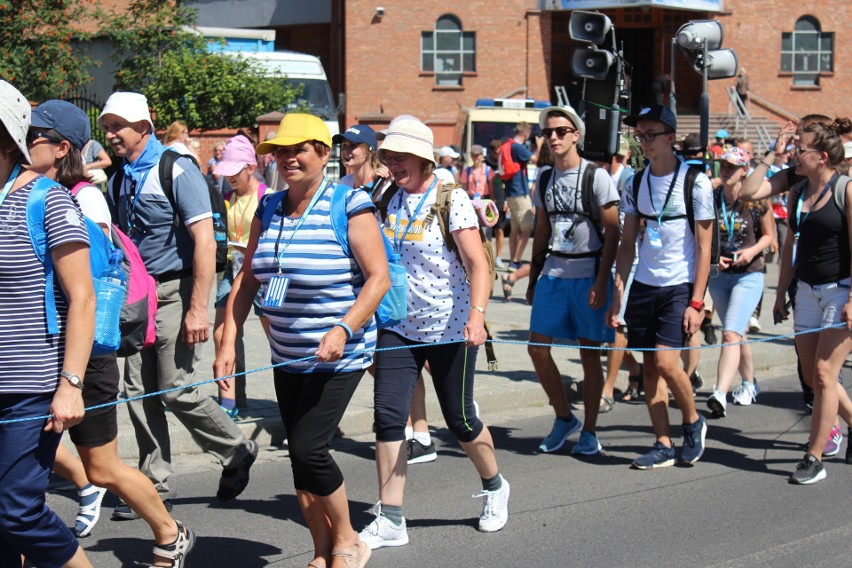 Chrzanów. Pielgrzymi w drodze na Jasną Górę. Przed nimi ostatnie 50 km  [ZDJĘCIA]