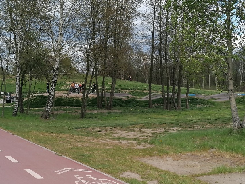 Pumptrack w Pabianicach owinięty taśmami, a rowerzyści i tak jeżdżą ZDJĘCIA